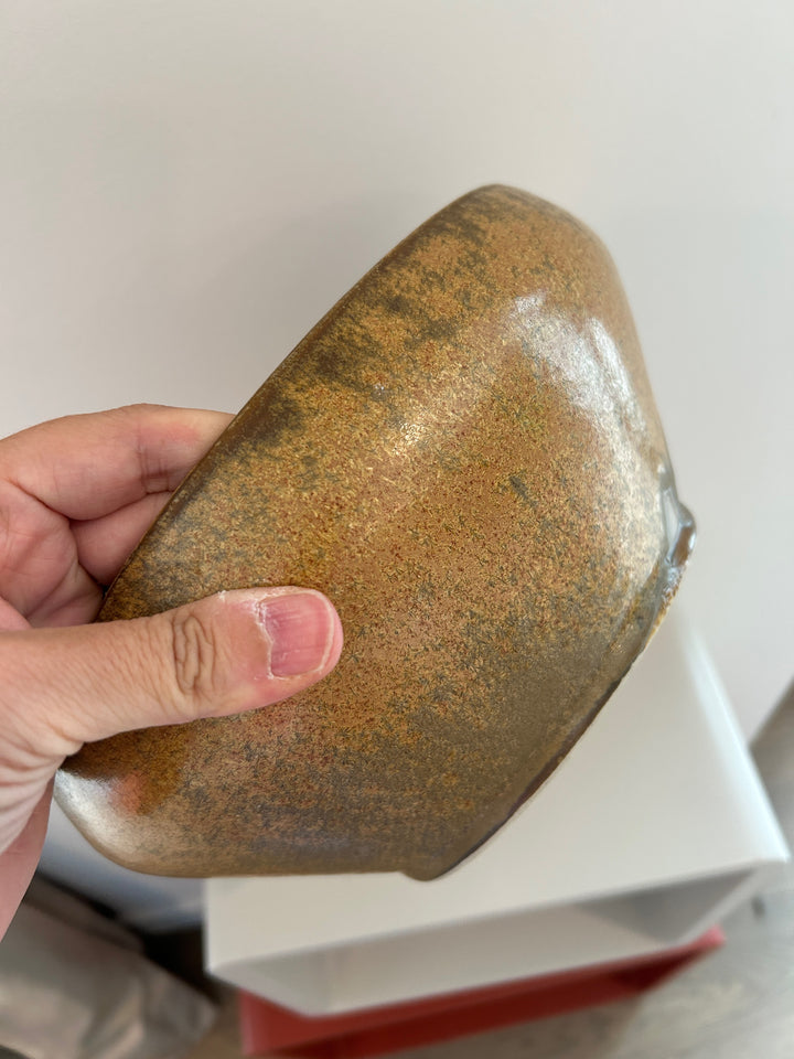 Handgemaakte keramische studioschaal met bruin-oker glazuur – Gesigneerd S – 23 x 23 x 10,5 cm