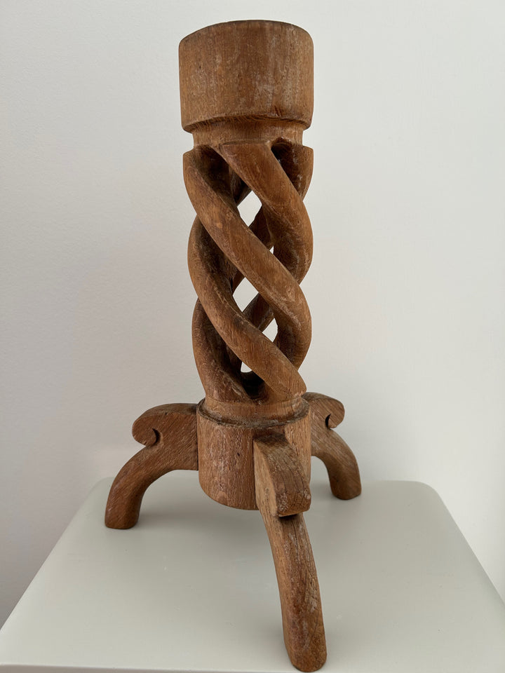Gedraaide Tijd – Vintage Houten Kandelaar met Ziel