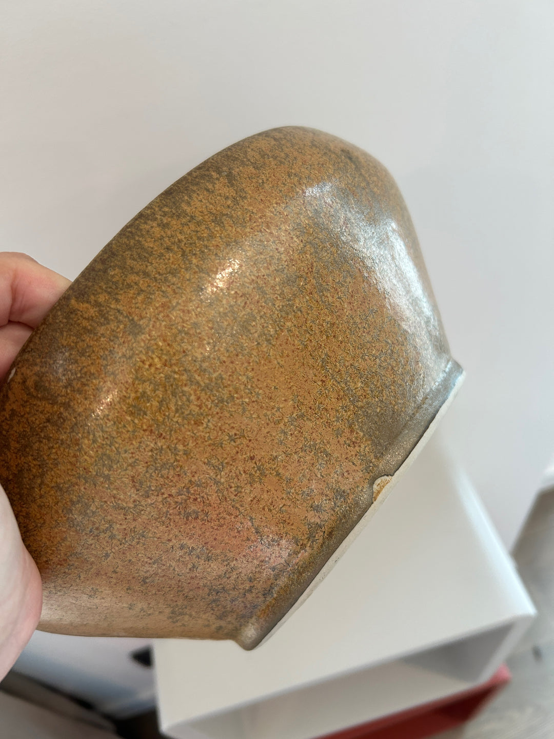 Handgemaakte keramische studioschaal met bruin-oker glazuur – Gesigneerd S – 23 x 23 x 10,5 cm