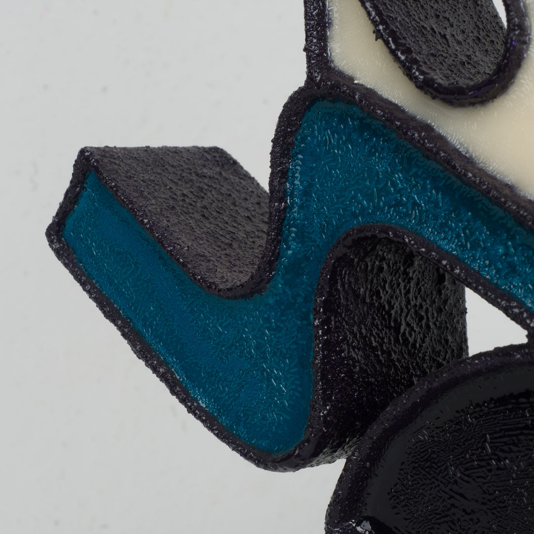 Abstract beeld in hars en staal door Virginia Romana