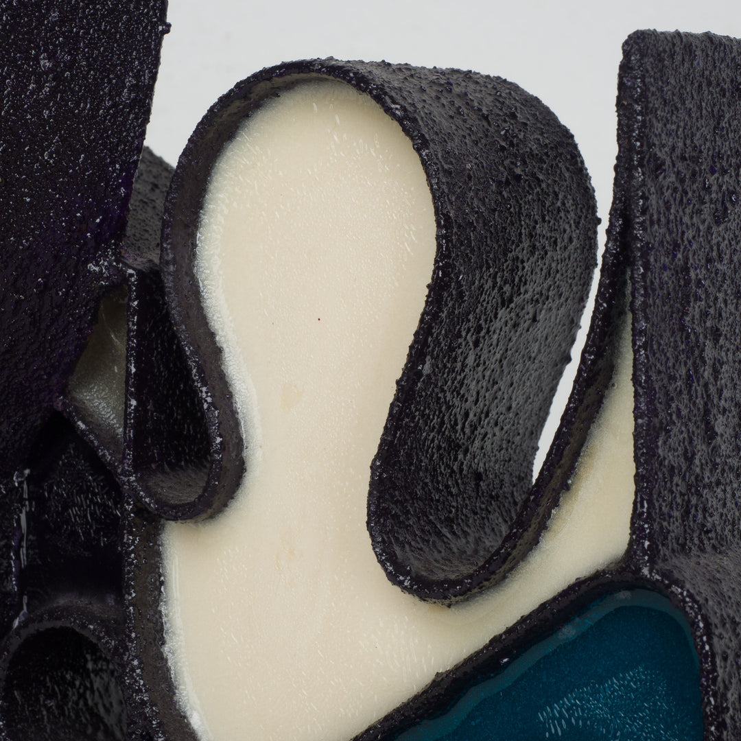 Abstract beeld in hars en staal door Virginia Romana