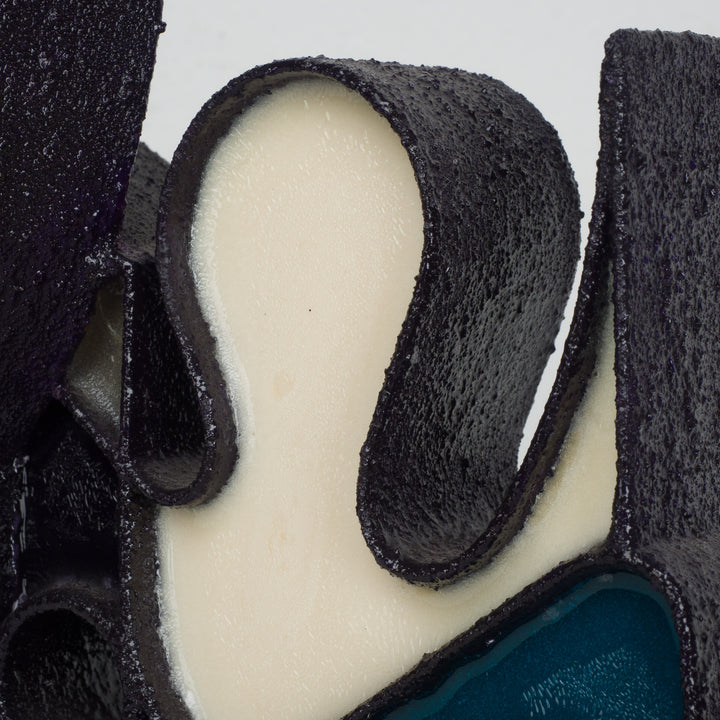 Abstract beeld in hars en staal door Virginia Romana