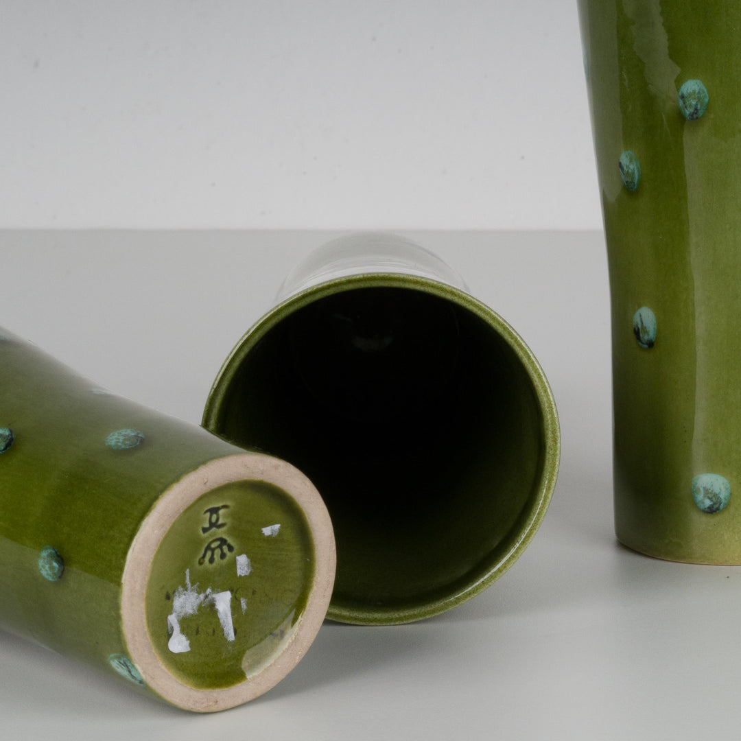 Groen geglazuurd keramisch vaasje