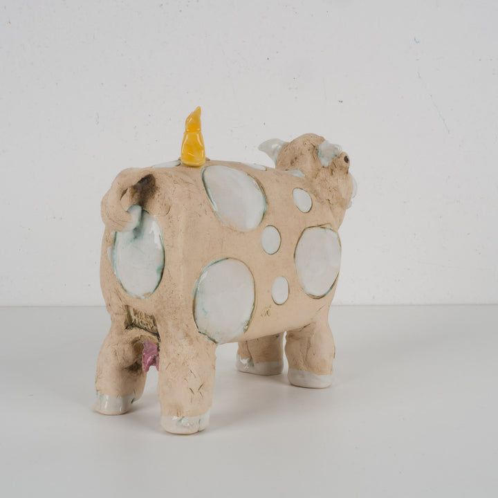 Handgemaakt ludiek keramieken beeldje – Koe met geel vogeltje