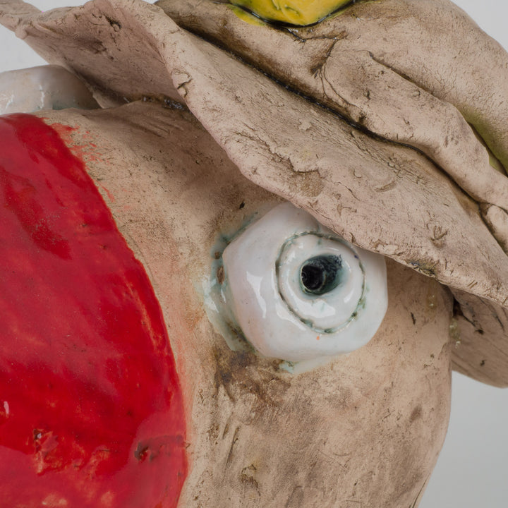 Handgemaakte ludieke keramische vogel – Met grote rode snavel