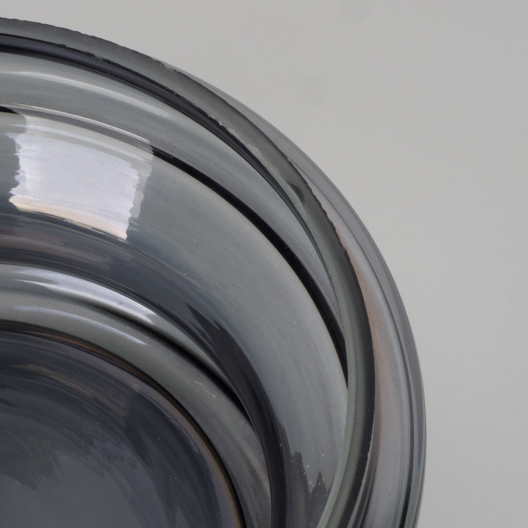 Round gray bowl in mirrored glass – 23x23x10.5 cm