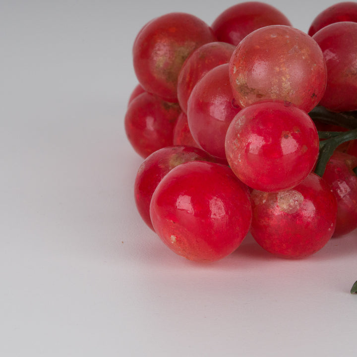 Bunch of grapes with grapes in red alabaster stone