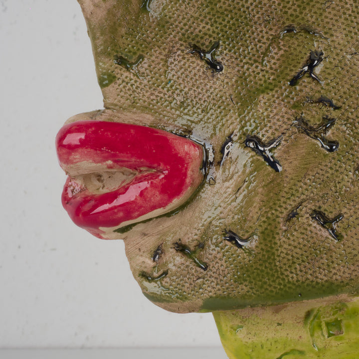 Ludiek geometrisch keramisch beeld – Gezichten in lichtblauw en groentinten