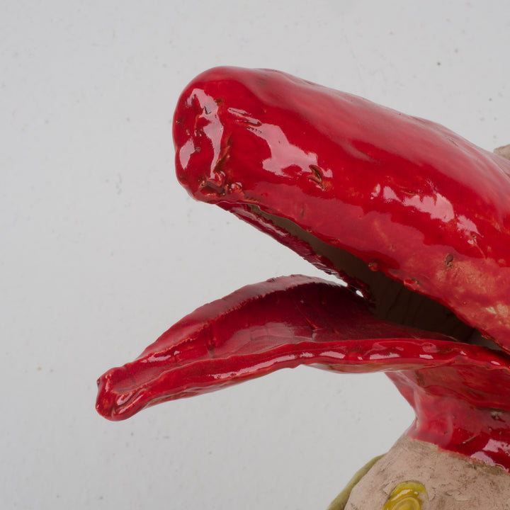 Handgemaakte ludieke keramische vogel – Met grote rode snavel