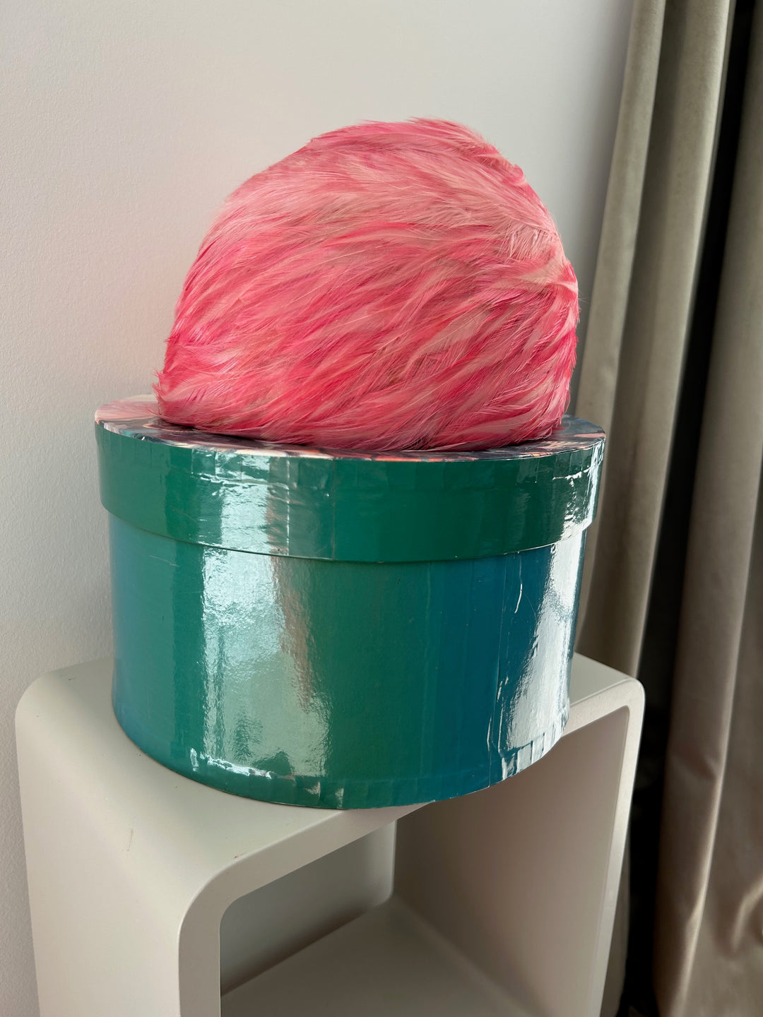 Vintage hoed met roze pluimen – een zacht statement / 23 x 19 x 16 cm