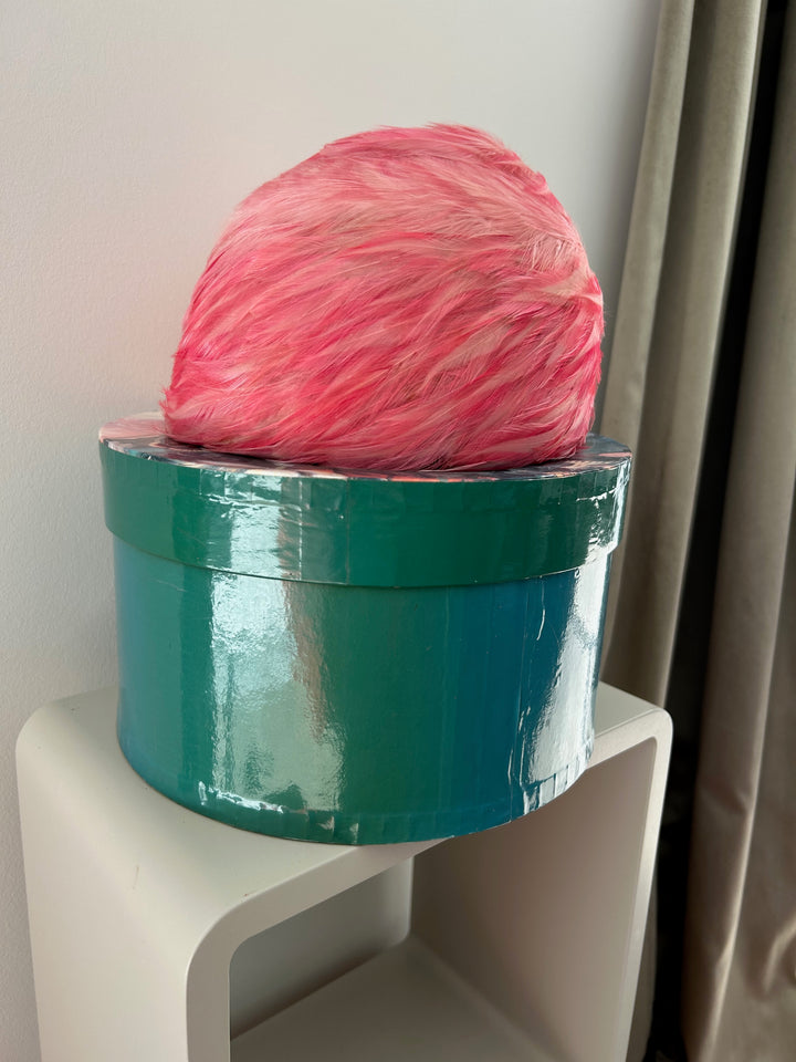 Vintage hoed met roze pluimen – een zacht statement / 23 x 19 x 16 cm