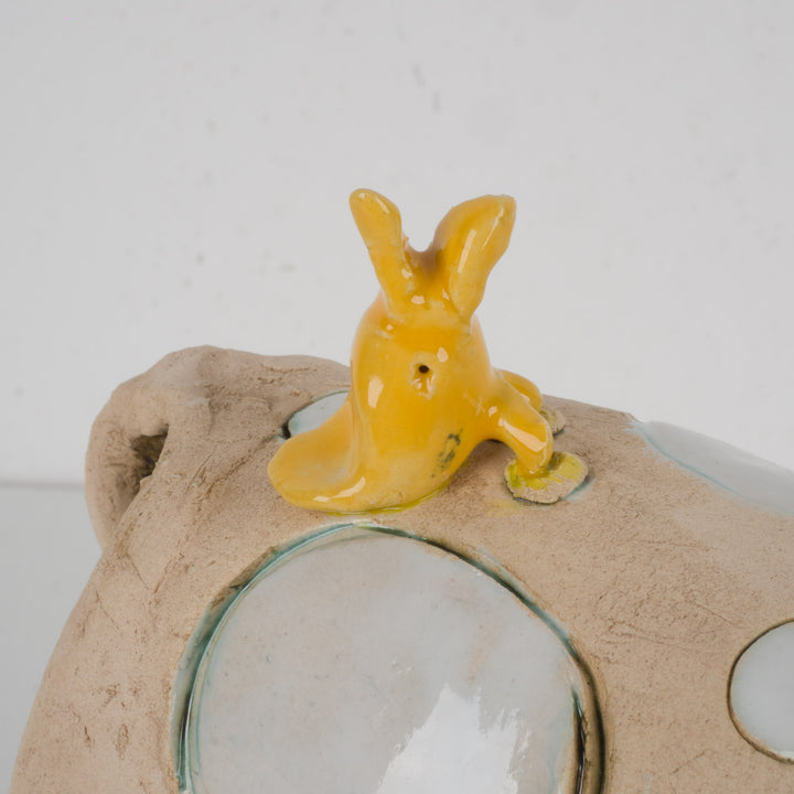 Handgemaakt ludiek keramieken beeldje – Koe met geel vogeltje