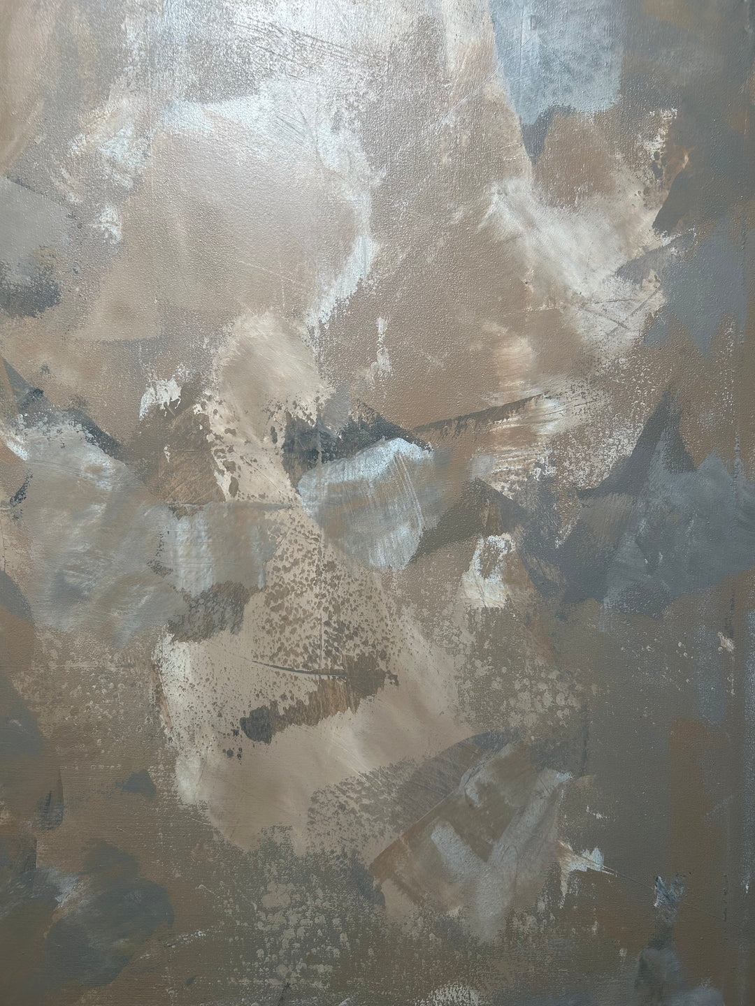 Schilderij Atelier S – 120 × 120 × 4 cm | Hedendaagse figuratieve kunst met abstracte achtergrond