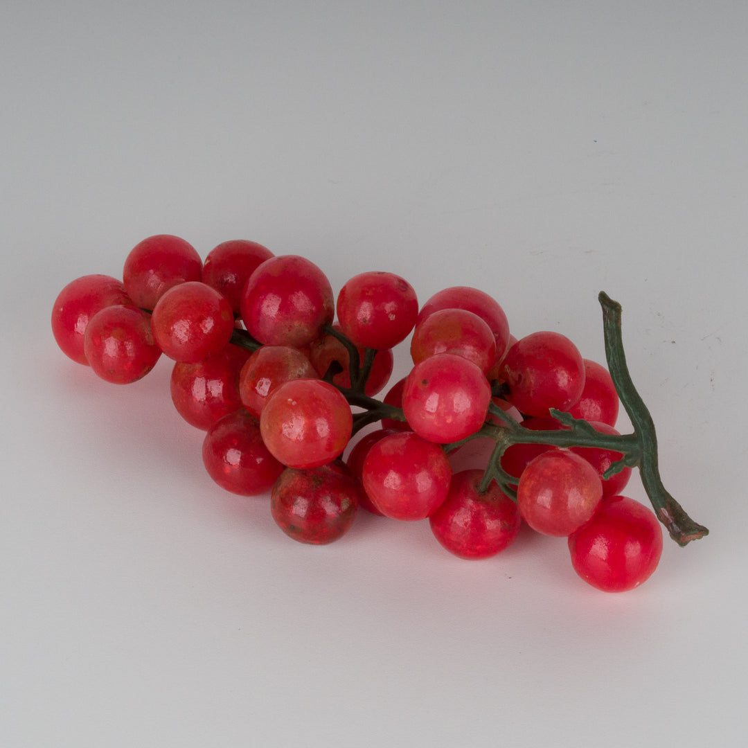 Bunch of grapes with grapes in red alabaster stone