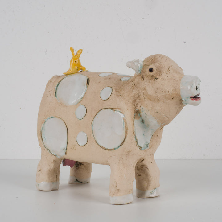 Handgemaakt ludiek keramieken beeldje – Koe met geel vogeltje