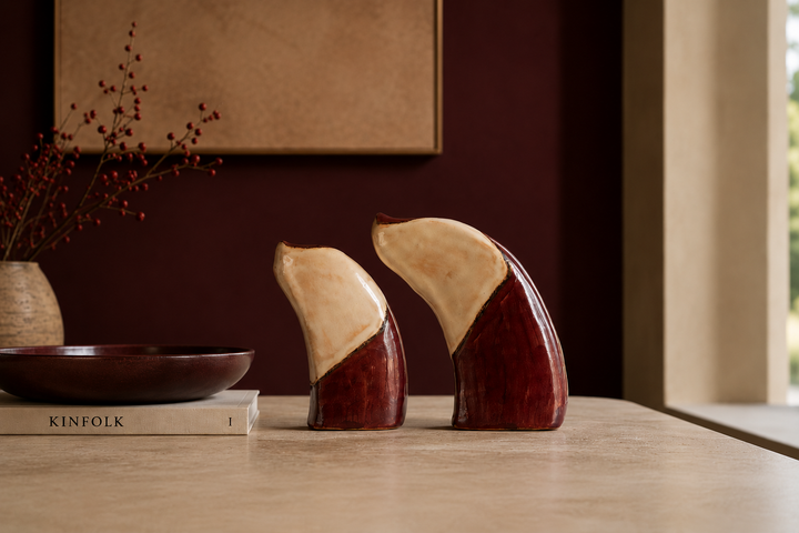 Set van 2 abstracte geometrische gebogen objecten in keramiek / 17 x 3,5 x 17 cm en 12 x 4,5 x 17 cm