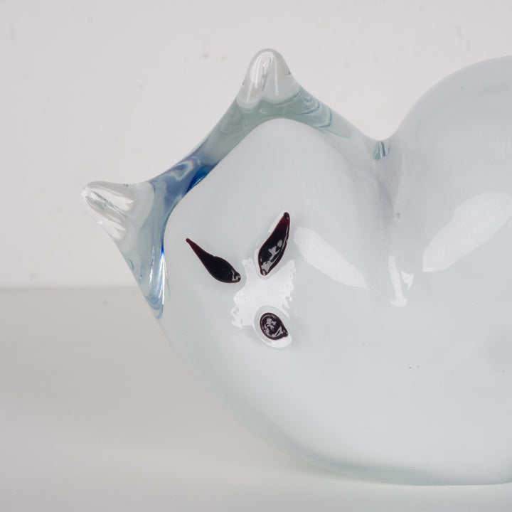 Glass Cat – Elegant mix of white and blue