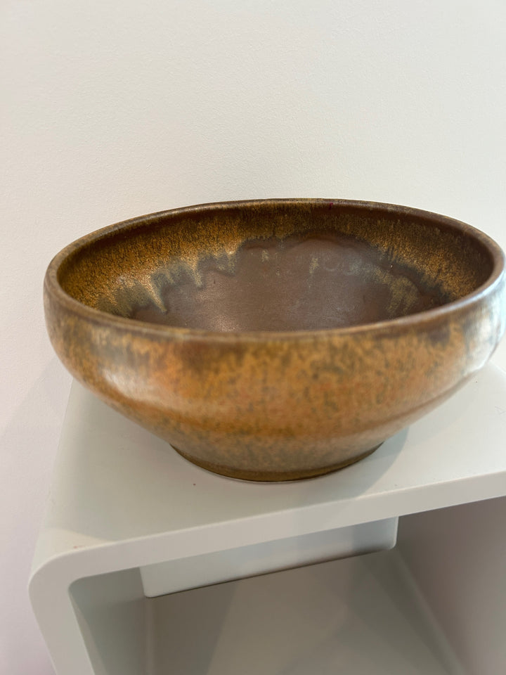 Handgemaakte keramische studioschaal met bruin-oker glazuur – Gesigneerd S – 23 x 23 x 10,5 cm
