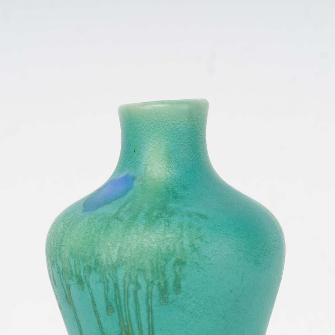 Groen art deco vaasje met druipglazuur