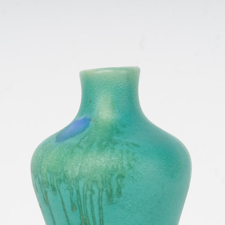 Groen art deco vaasje met druipglazuur