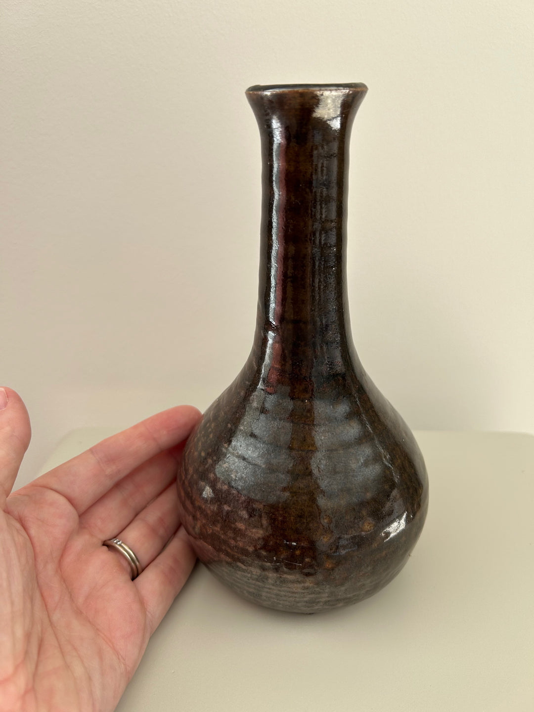 Fluisterende aarde – Handgemaakt keramisch vaasje in diep grijsbruin / 10 x 10 x 19 cm