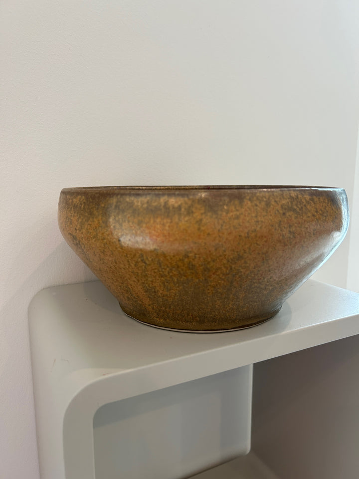 Handgemaakte keramische studioschaal met bruin-oker glazuur – Gesigneerd S – 23 x 23 x 10,5 cm
