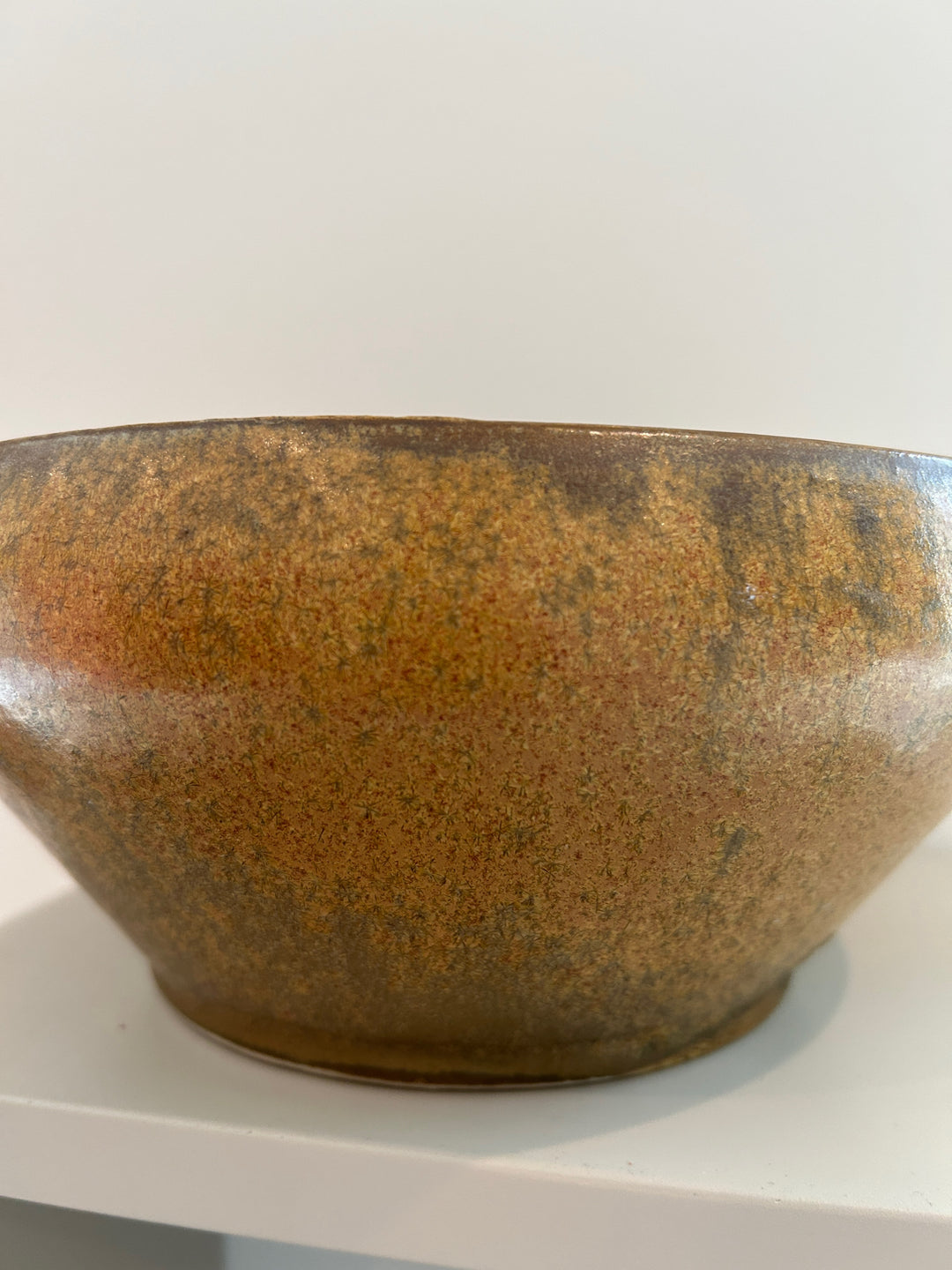 Handgemaakte keramische studioschaal met bruin-oker glazuur – Gesigneerd S – 23 x 23 x 10,5 cm