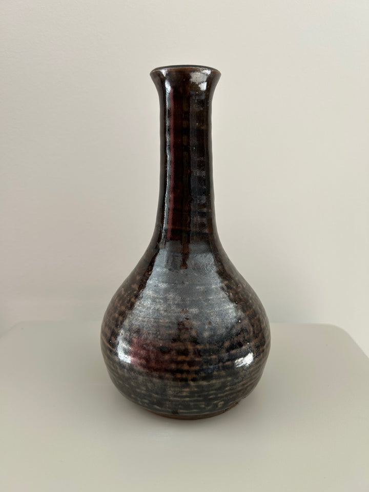 Fluisterende aarde – Handgemaakt keramisch vaasje in diep grijsbruin / 10 x 10 x 19 cm