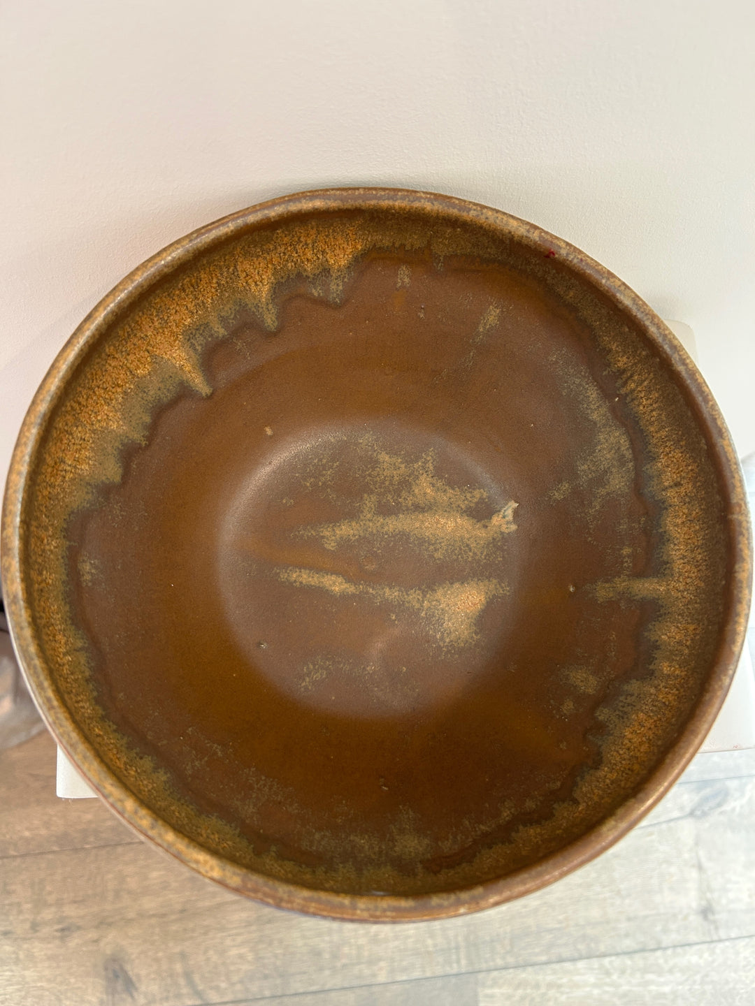 Handgemaakte keramische studioschaal met bruin-oker glazuur – Gesigneerd S – 23 x 23 x 10,5 cm