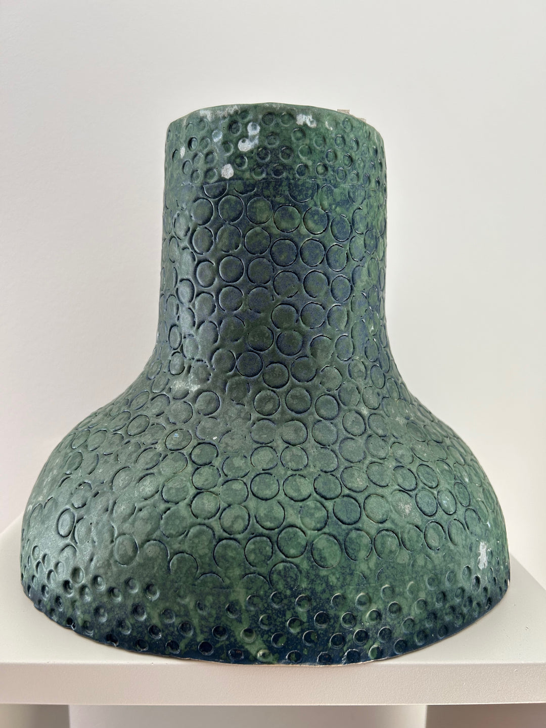 Groene diepte in reliëf – een vaas die leeft tussen water en aarde /  25,5 x 22,5 x 23 cm