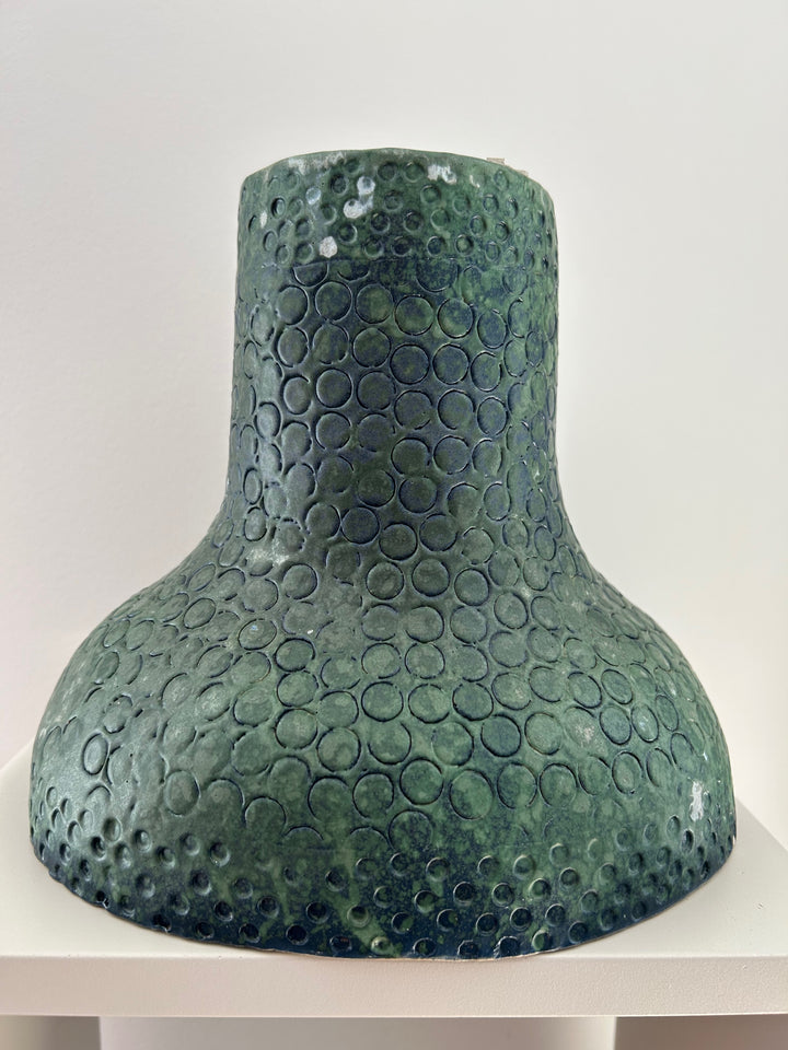 Groene diepte in reliëf – een vaas die leeft tussen water en aarde /  25,5 x 22,5 x 23 cm