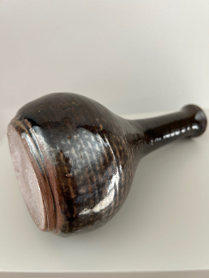 Fluisterende aarde – Handgemaakt keramisch vaasje in diep grijsbruin / 10 x 10 x 19 cm