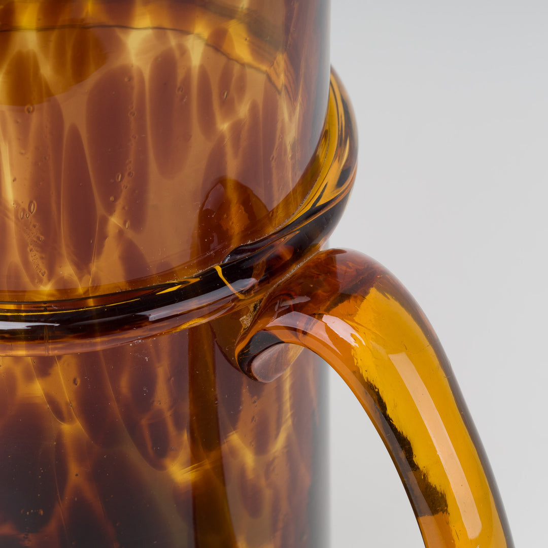 Glazen schenkkan in bruin schildpadmotief