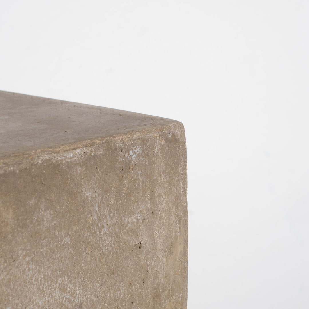 High plinth in concrete look