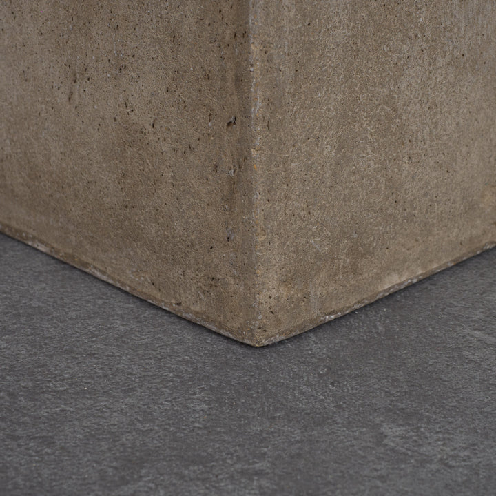 High plinth in concrete look