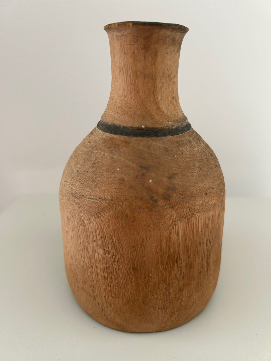 Aards afrikaans houten vaasje met zwarte halslijn