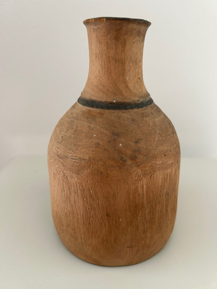 Aards afrikaans houten vaasje met zwarte halslijn