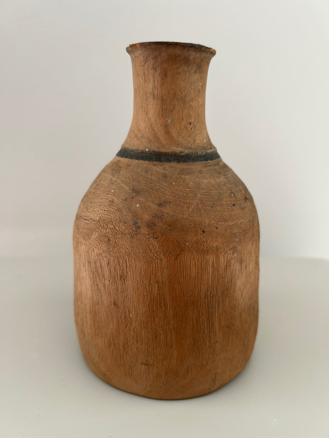 Aards afrikaans houten vaasje met zwarte halslijn