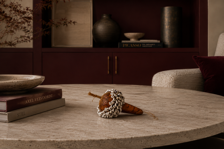 Authentiek schelpenobject op kalebas – Mogelijk traditionele rammelaar – 16,5 x 16,5 x 11,5 cm