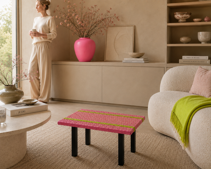 Charmant houten krukje met broderie stof in roze en groen / 46 x 33 x 22,5 cm