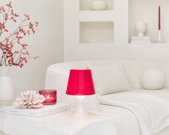 Modern tafellampje uit Hongarije – Rood design met karakter / 19x19x29cm