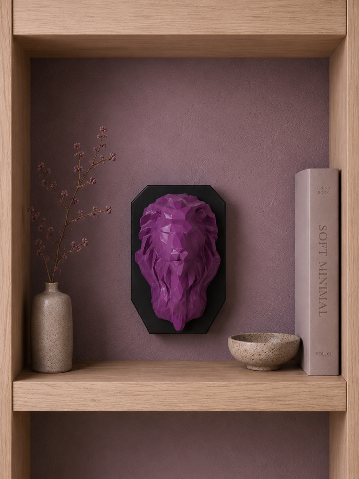 Paarse Leeuwenkop in Hars – Franse Wandkunst met Karakter /  20 x 12,5 x 10,5 cm