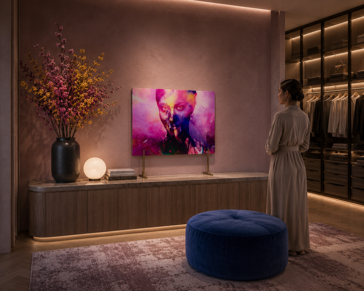 Prachtige foto van een jonge vrouw op glas in roze /  80x120 cm