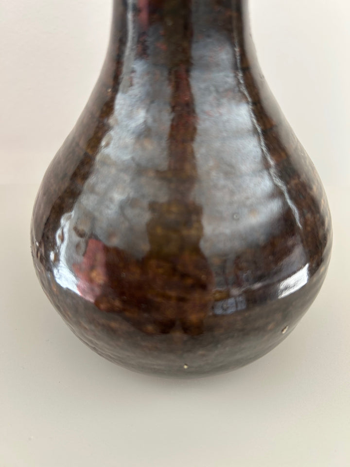 Fluisterende aarde – Handgemaakt keramisch vaasje in diep grijsbruin / 10 x 10 x 19 cm