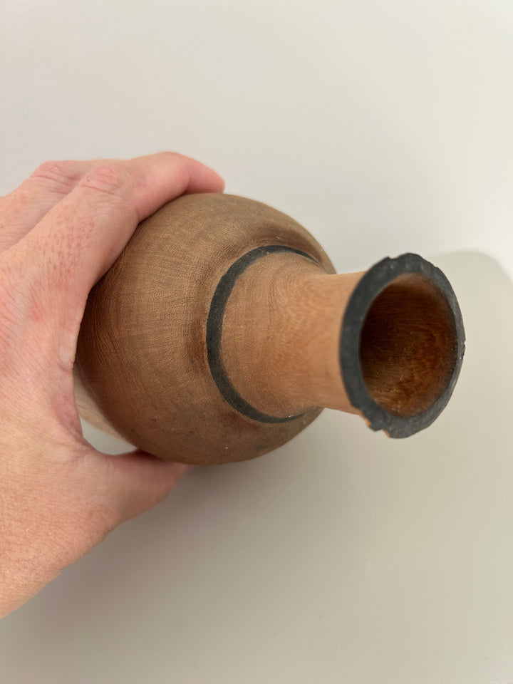 Aards afrikaans houten vaasje met zwarte halslijn