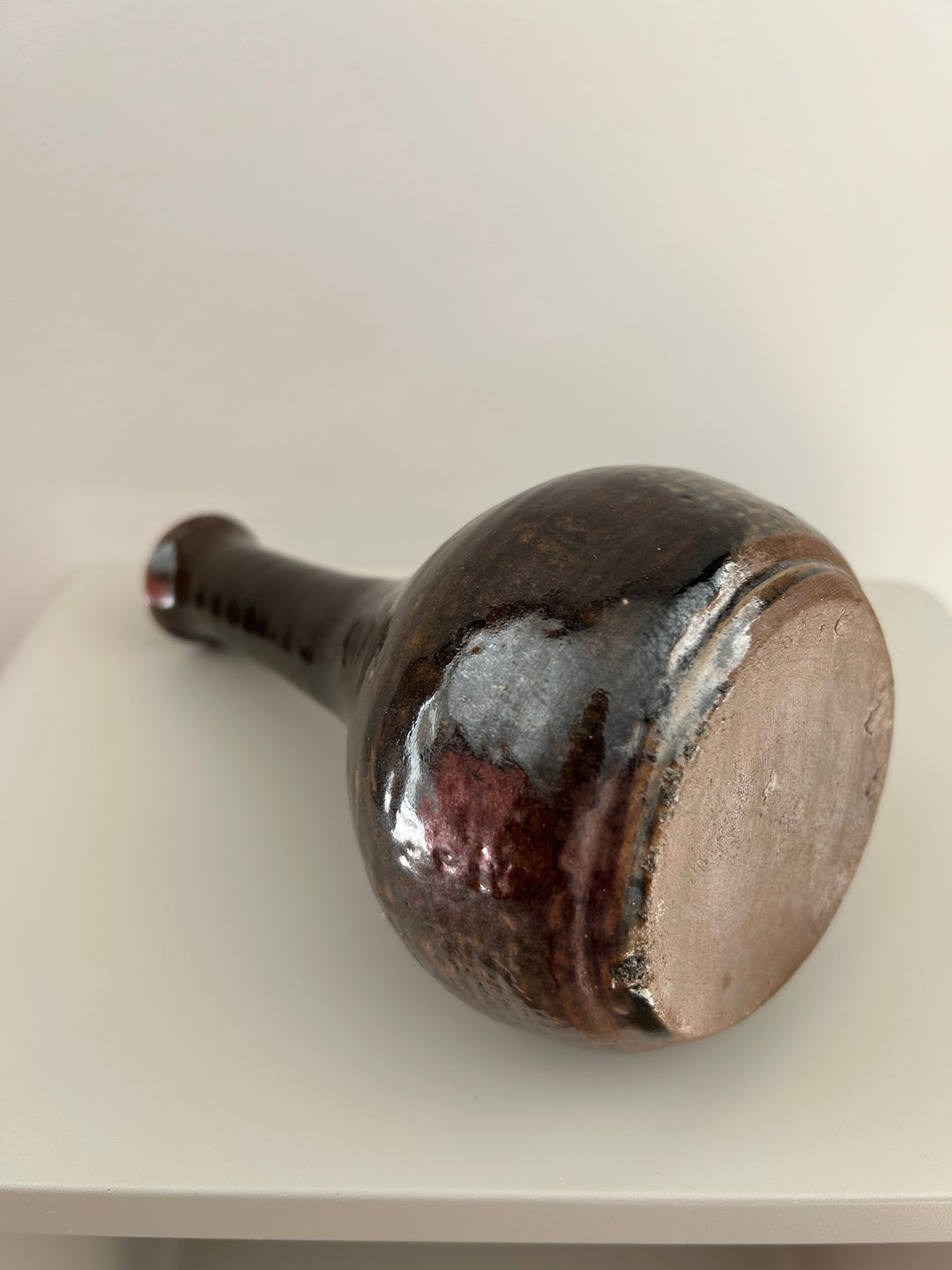 Fluisterende aarde – Handgemaakt keramisch vaasje in diep grijsbruin / 10 x 10 x 19 cm