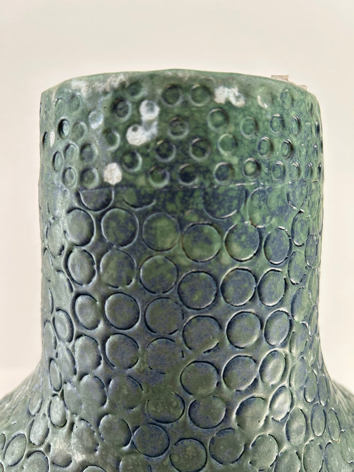 Groene diepte in reliëf – een vaas die leeft tussen water en aarde /  25,5 x 22,5 x 23 cm