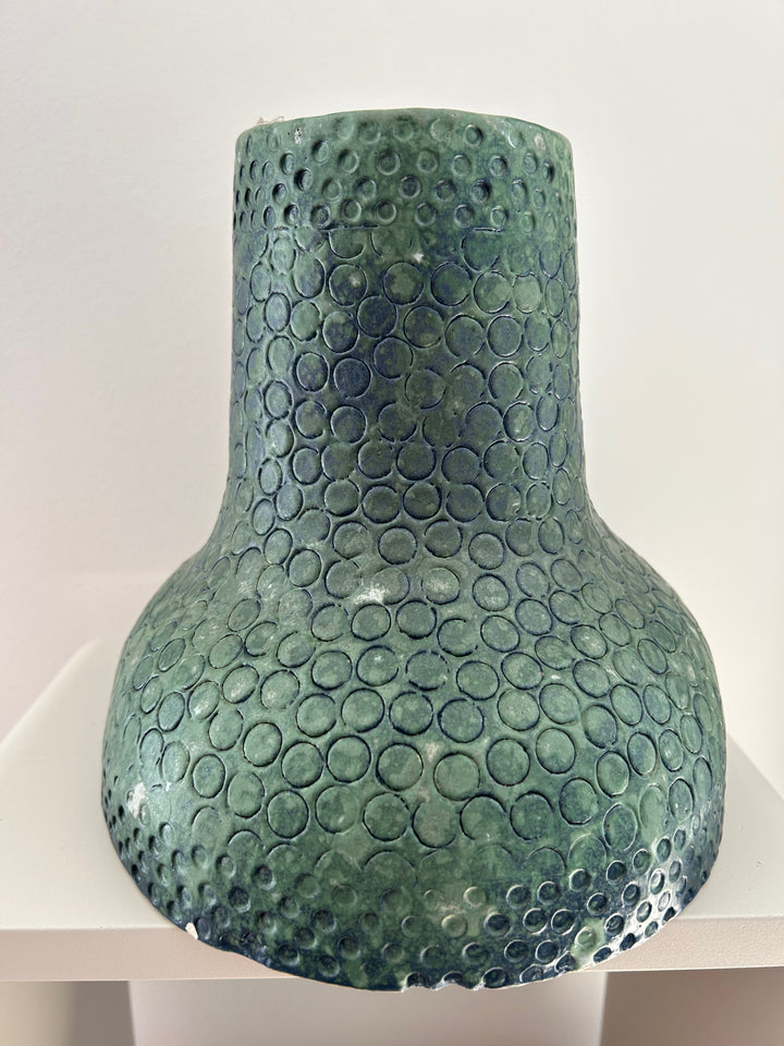 Groene diepte in reliëf – een vaas die leeft tussen water en aarde /  25,5 x 22,5 x 23 cm