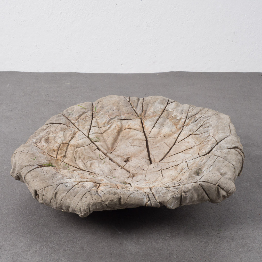 Kunstwerk in de vorm van een betonnen blad