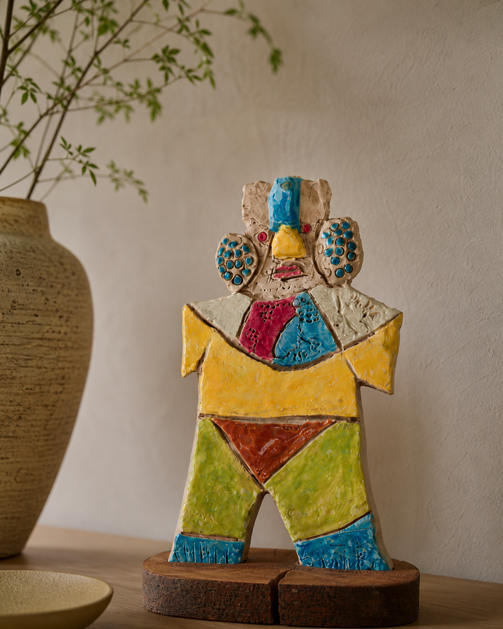 Hartwerk – Kleurrijk keramisch beeld op houten sokkel  17x13x40cm